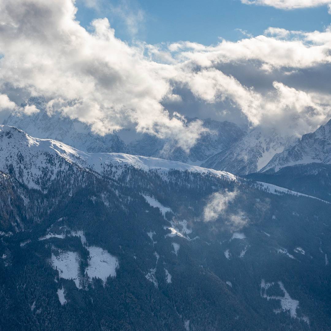 Blick über die Landesgrenze hinweg zum Helm.